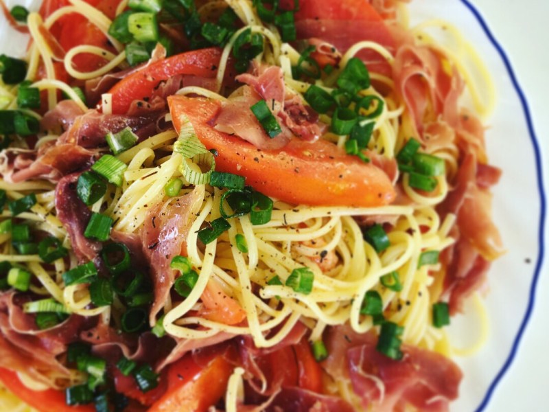 Salade de pates et jambon&nbsp;cru