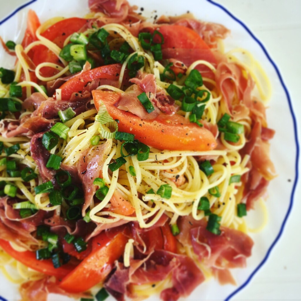 Salade de pates et jambon cru