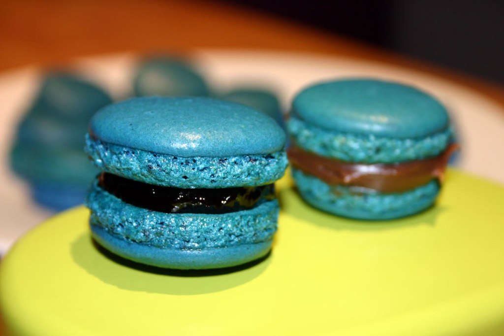 Macarons bleus à la myrtilles et à la&nbsp;rose