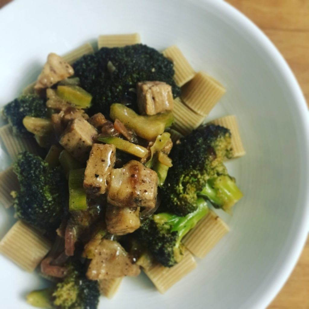 Porc sauce crémeuse soja, brocolis et pâtes complètes
