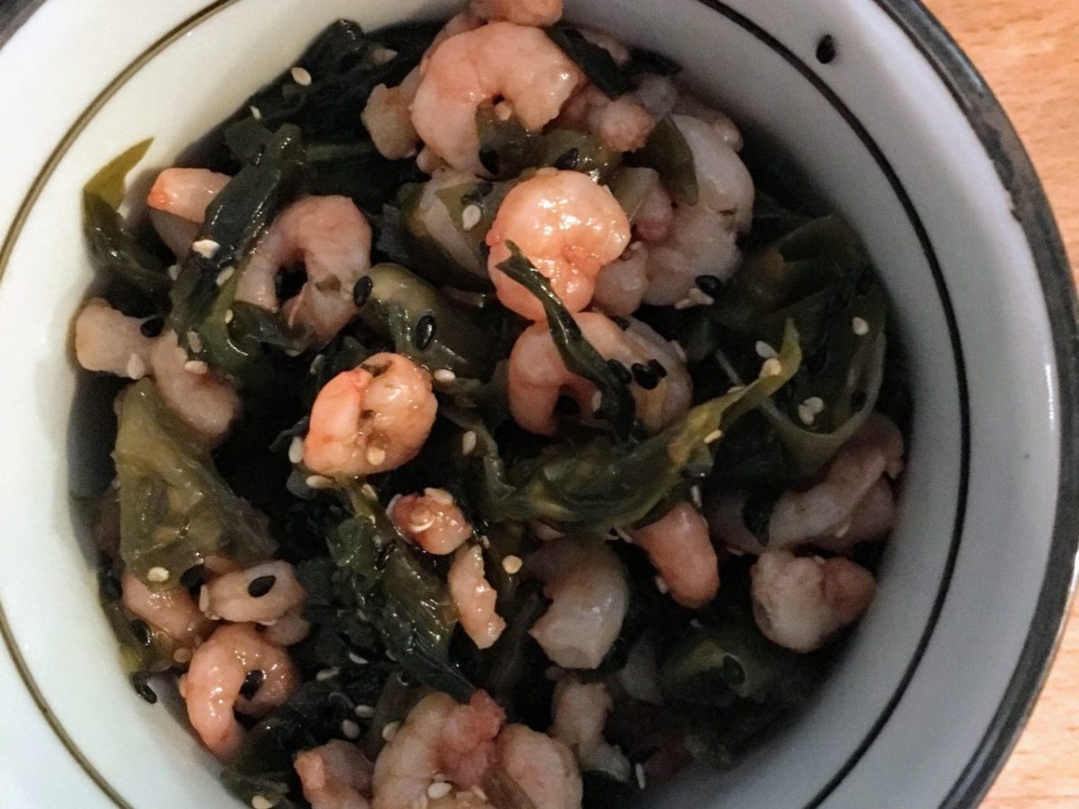 Salade de wakamé et petites crevettes&nbsp;roses