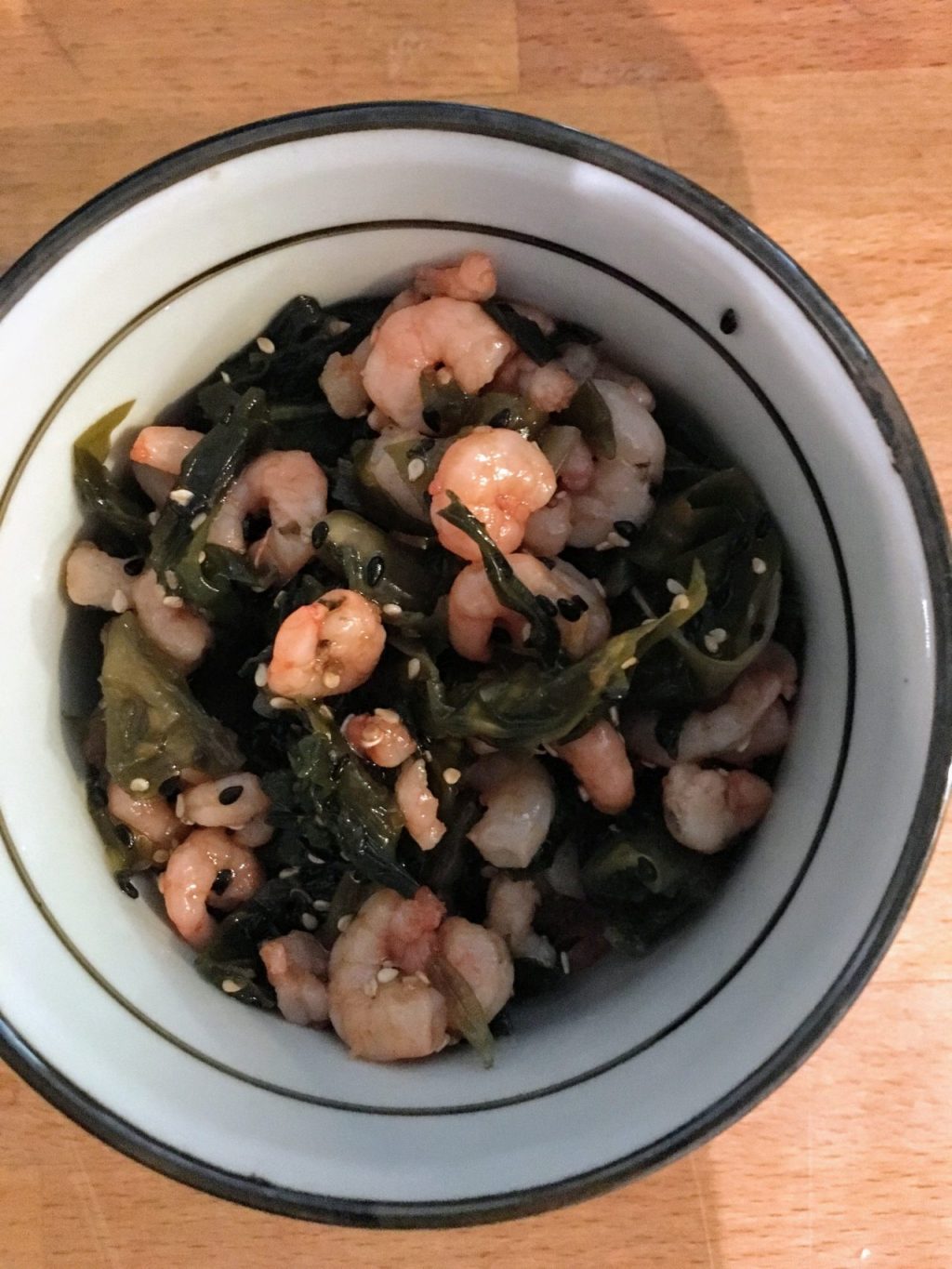 Salade de wakamé et petites crevettes roses