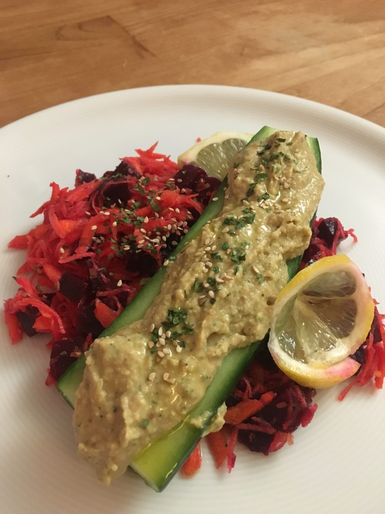 Concombre farci au humous et salade carottes & betterave
