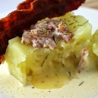 Coulant de pommes de terre au coeur de reblochon, crème de lardons et chip de lard&nbsp;fumé
