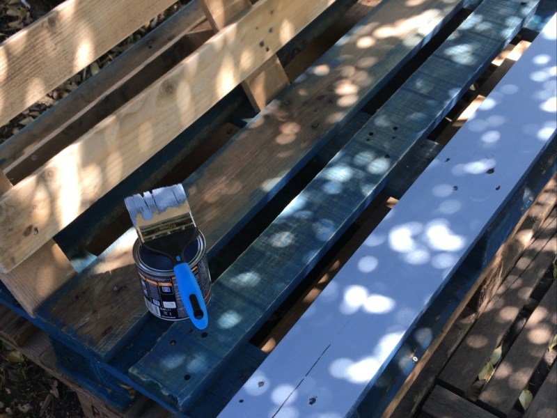DIY : Fabrique un joli banc en palettes pour ton jardin (facile, récup’ et plein de&nbsp;charme)