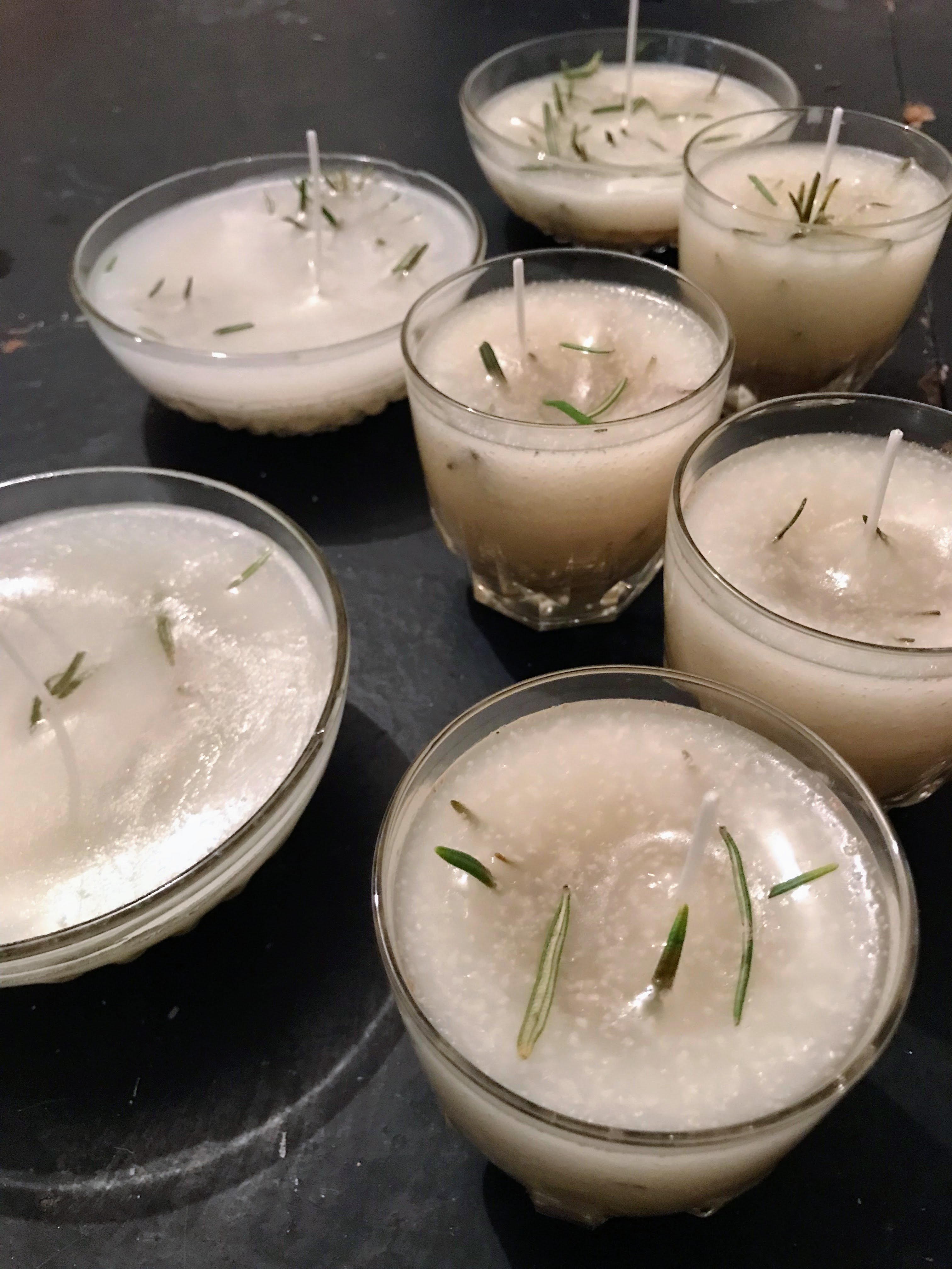 Création de bougies à la cannelle et au romarin dans des contenants chinés