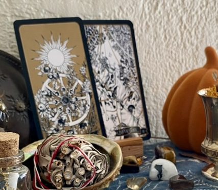 Arcanes de Tarot sur un autel de Mabon 