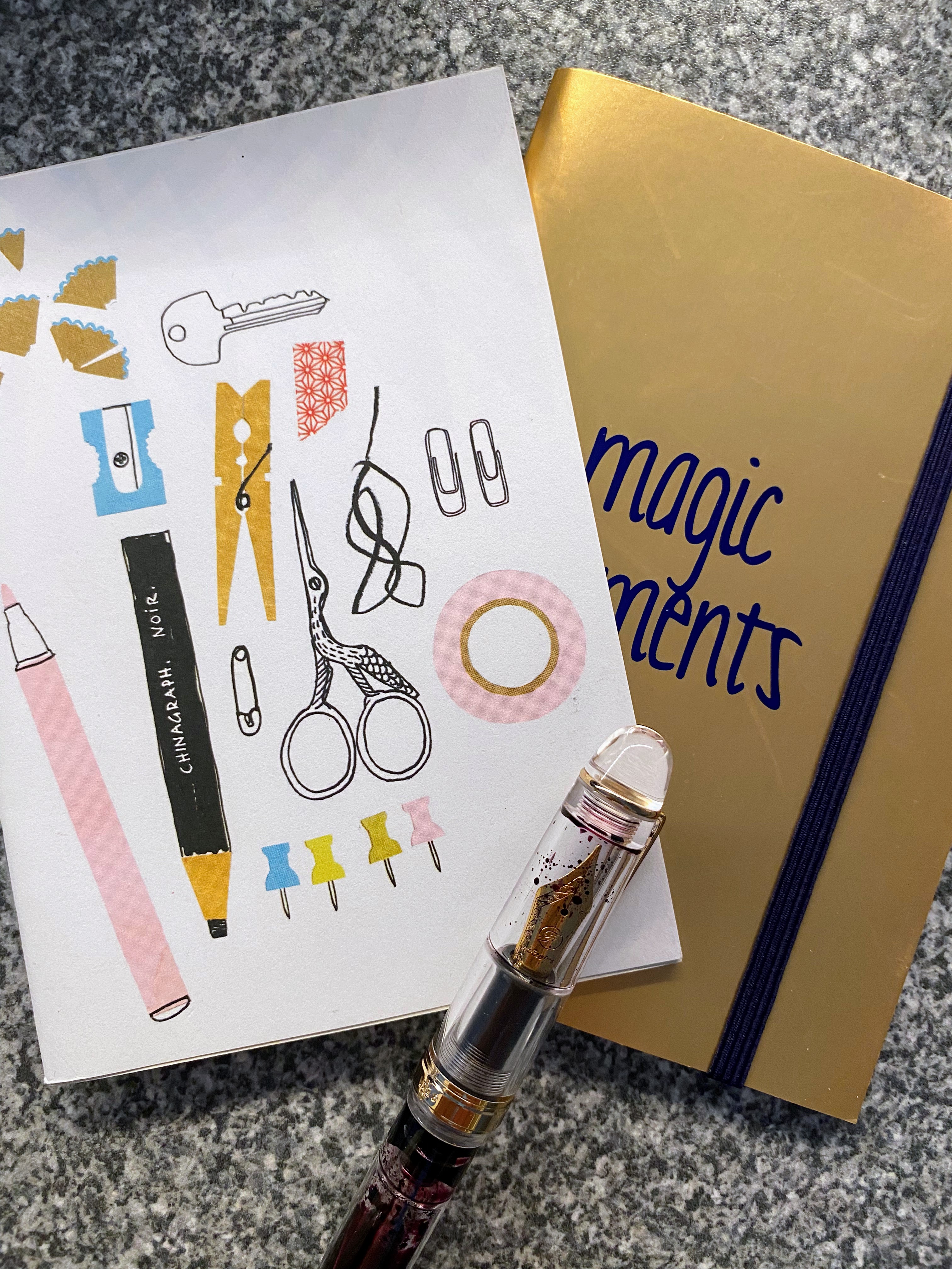 Ensemble de carnets et un stylo plume pour faire du journaling