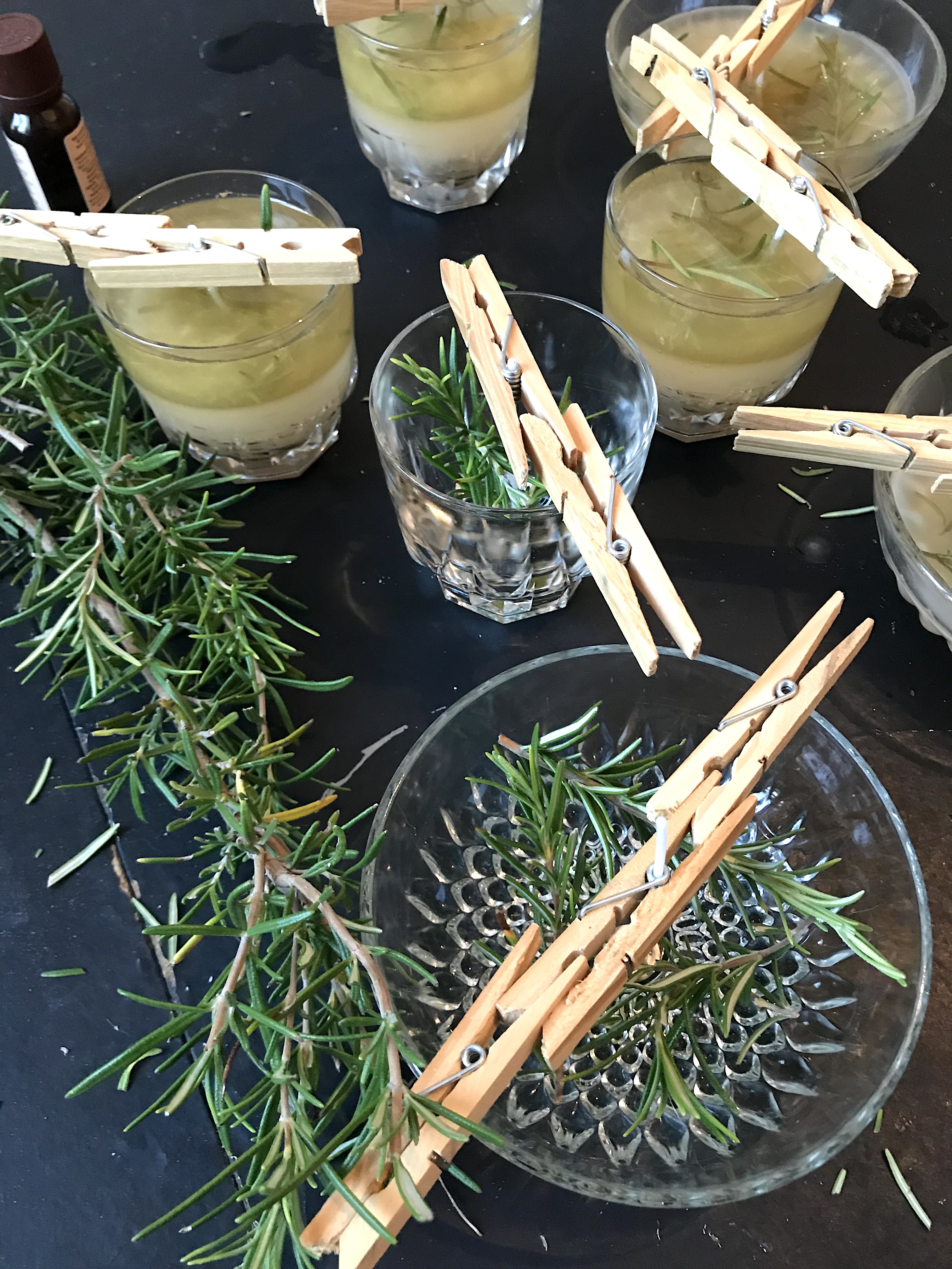 Préparation des éléments avant la cire de bougie : romarin du jardin et cannelle.