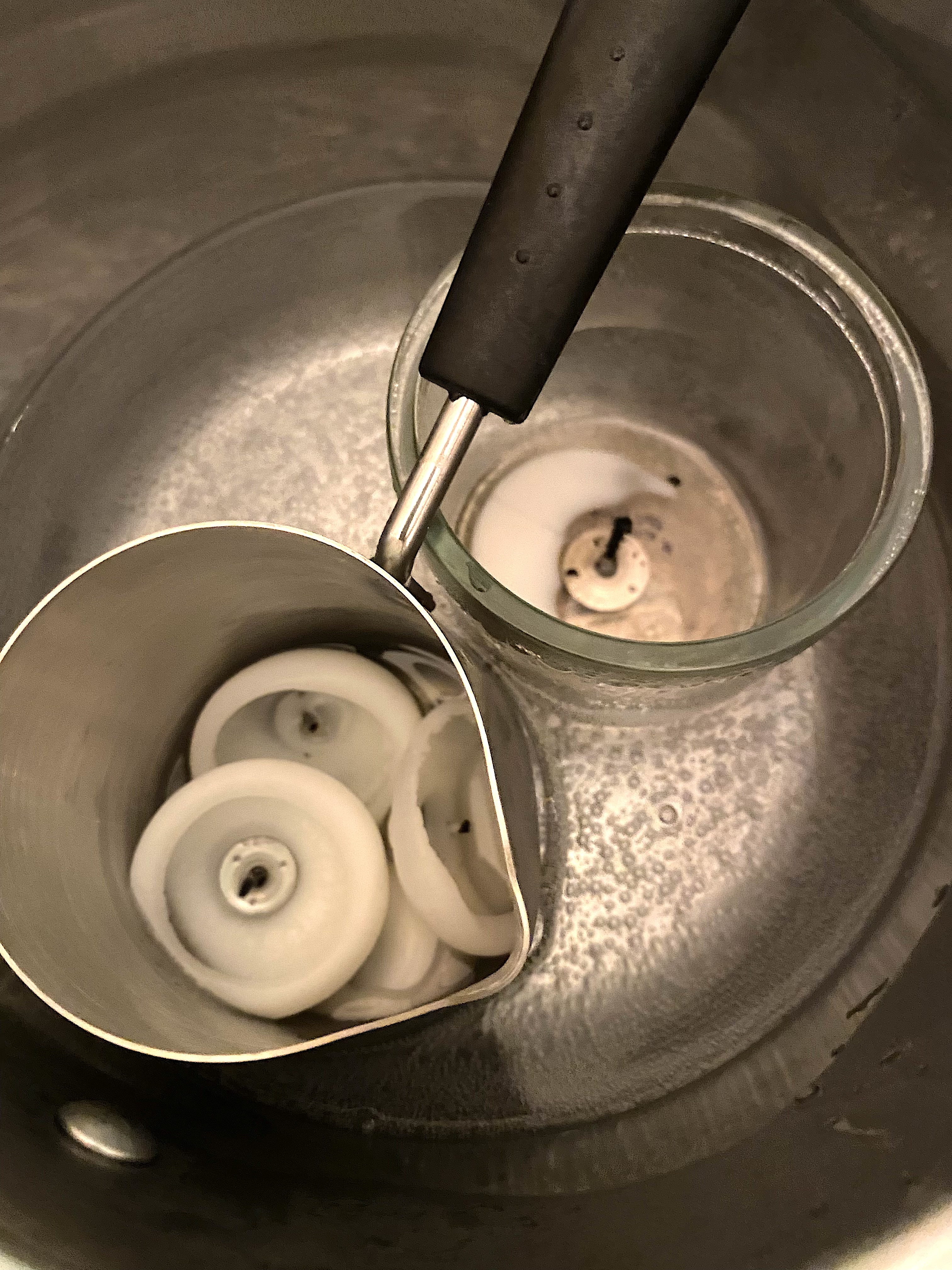 Utilisation de fonds de bougies pour récupérer la cire