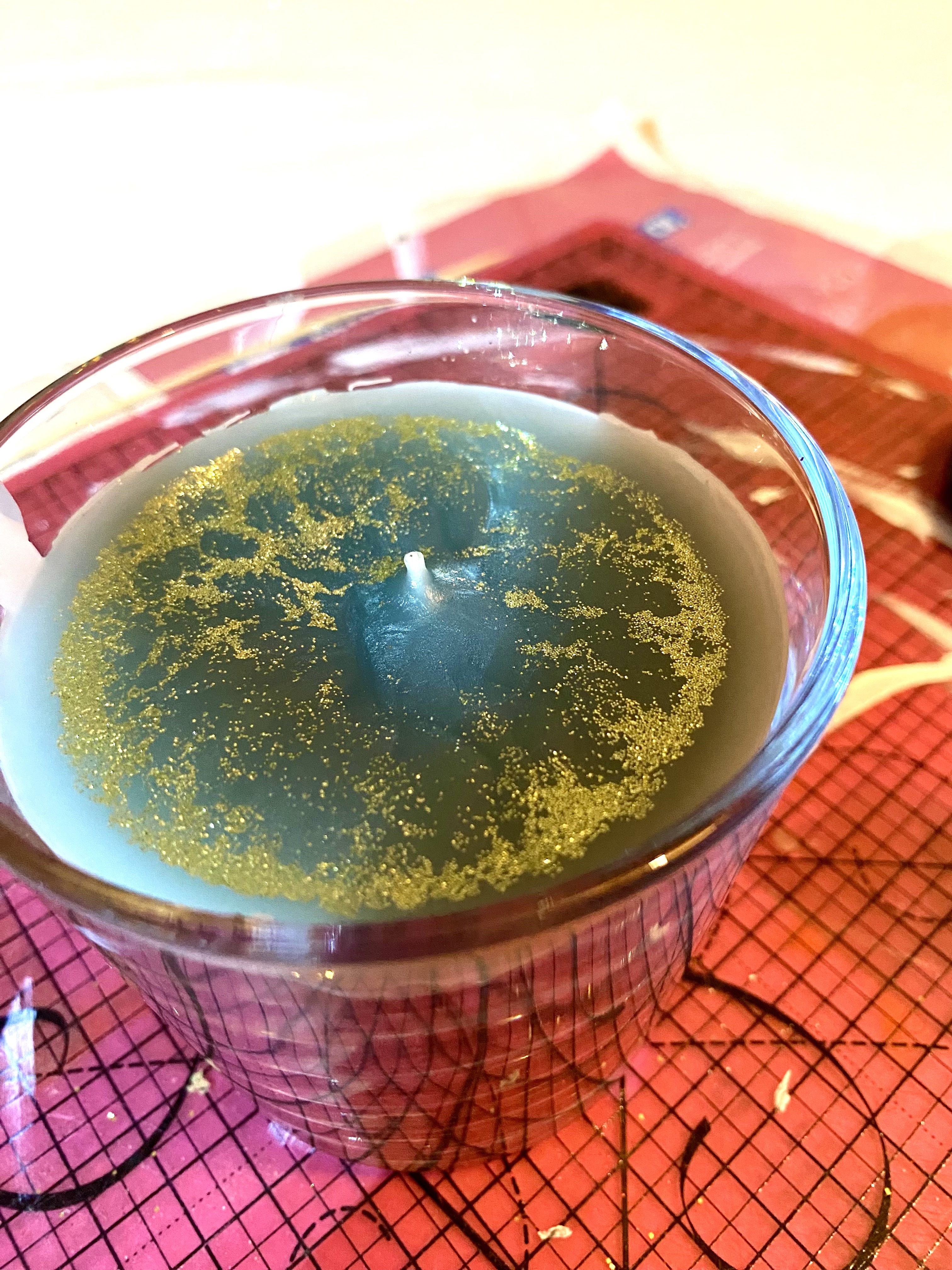 La cire a été teintée et des paillettes ont été ajoutée avant d'être coulée dans le récipient