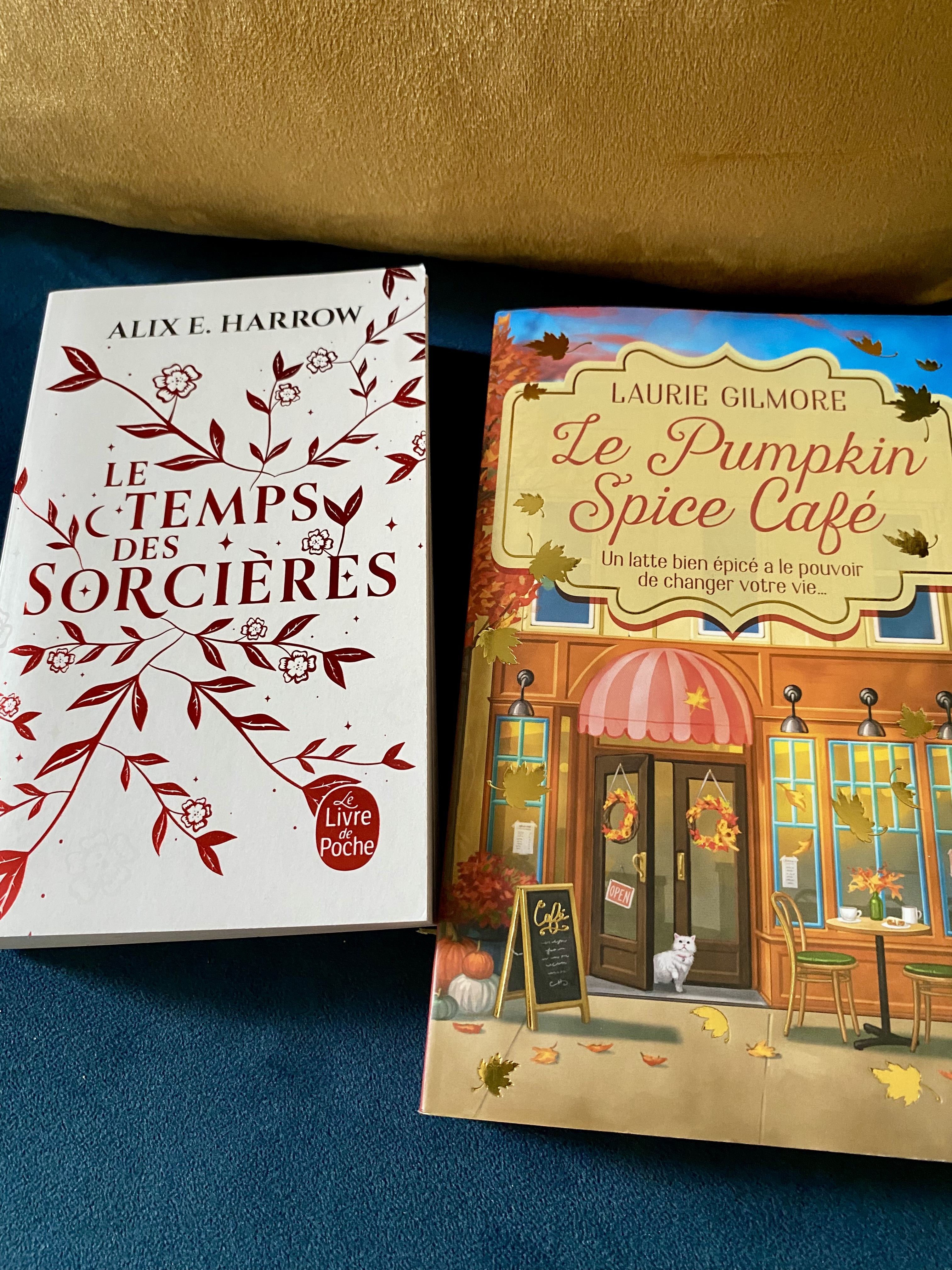 2 livres de poches : le temps des sorcières et le pumpkin spice café
