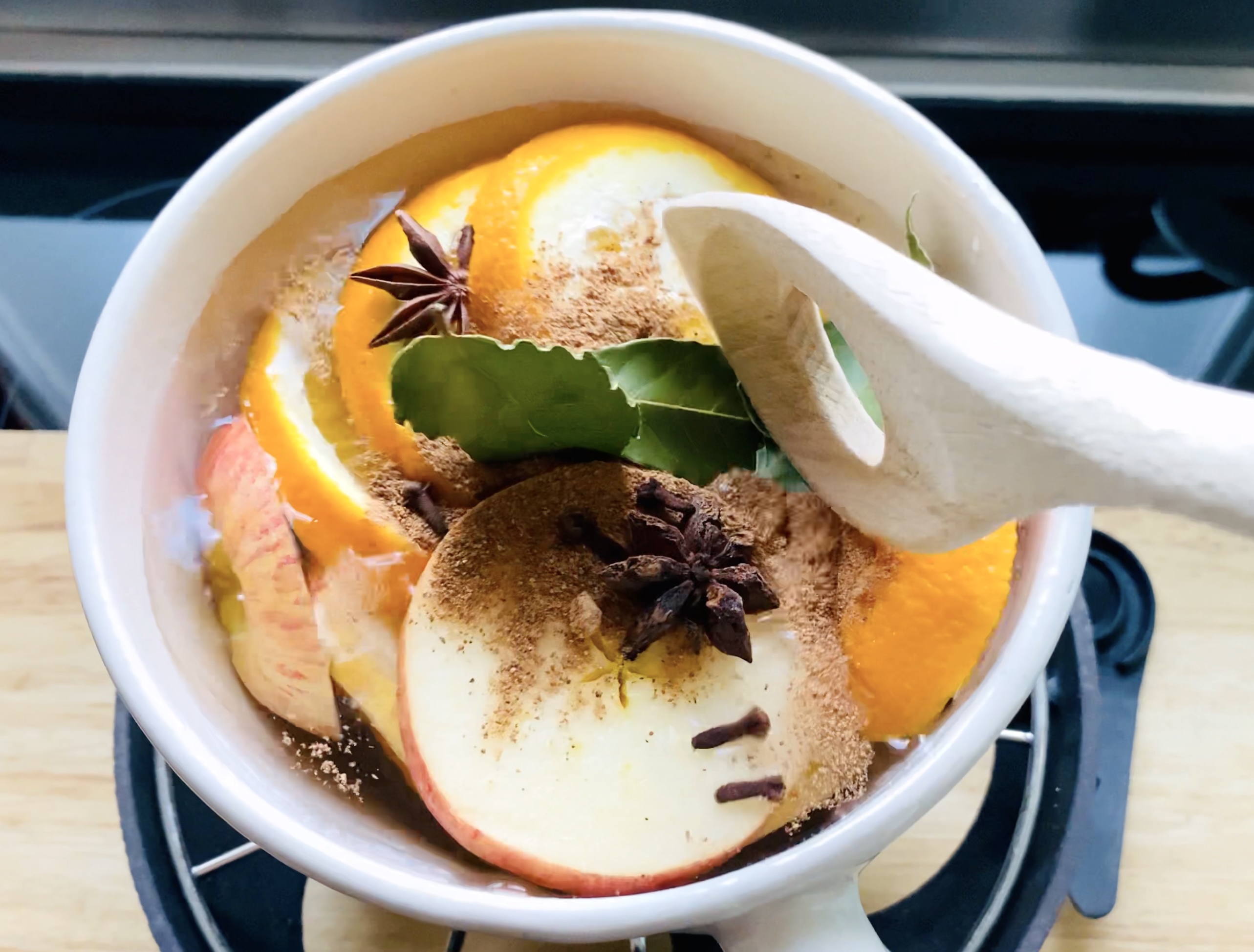 Un mélange d'épices, de fruits, d'aromates dans l'eau frémissante pour parfumer l'air